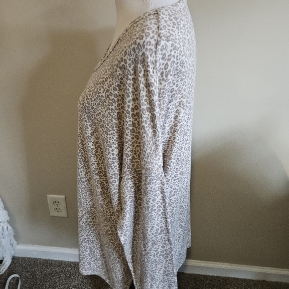 Americal Eagle Leopard Print V-Neck Long Sleeve Super Soft Top Size XL - Picture 11 of 12